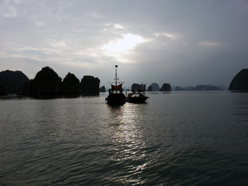 Senja di Ha Long Bay