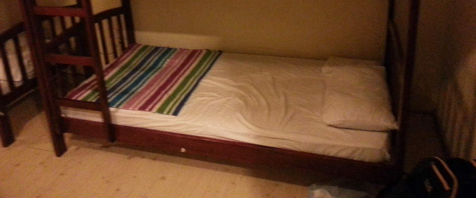 Ternyata panjang tempat tidur double decker ini pas untuk saya.